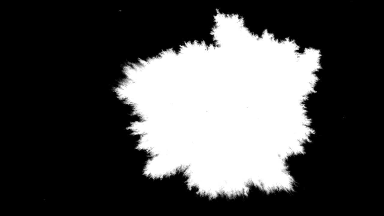 pintura abstracta pincel trazo forma salpicaduras de tinta blanca fluyendo y lavando en la pantalla verde clave de croma, efecto salpicadura de tinta