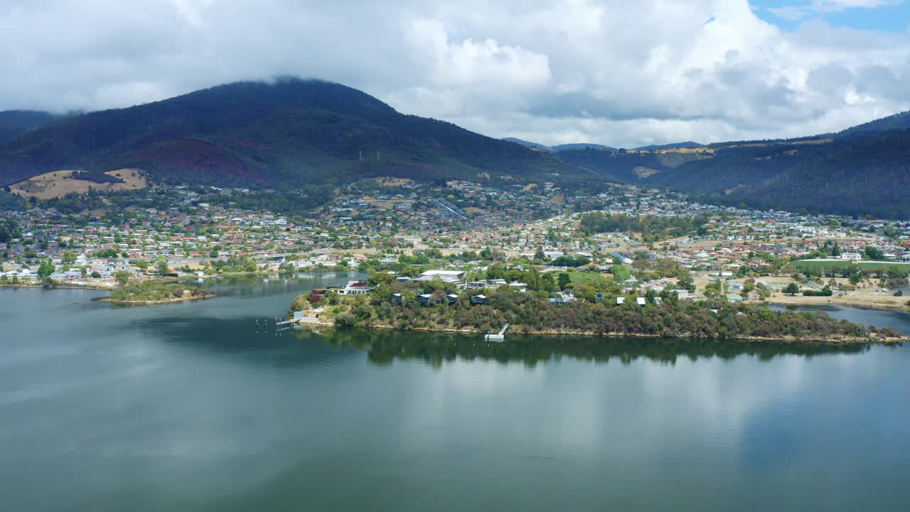 largo sobrevuelo aéreo de drones del río derwent hacia el museo de arte antiguo y nuevo de mona en hobart, tasmania 4k