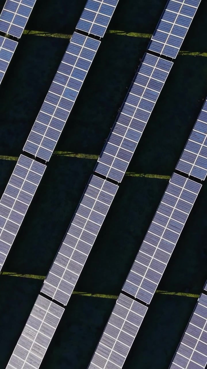 Pannelli solari installati in un grande campo sotto un sole splendente