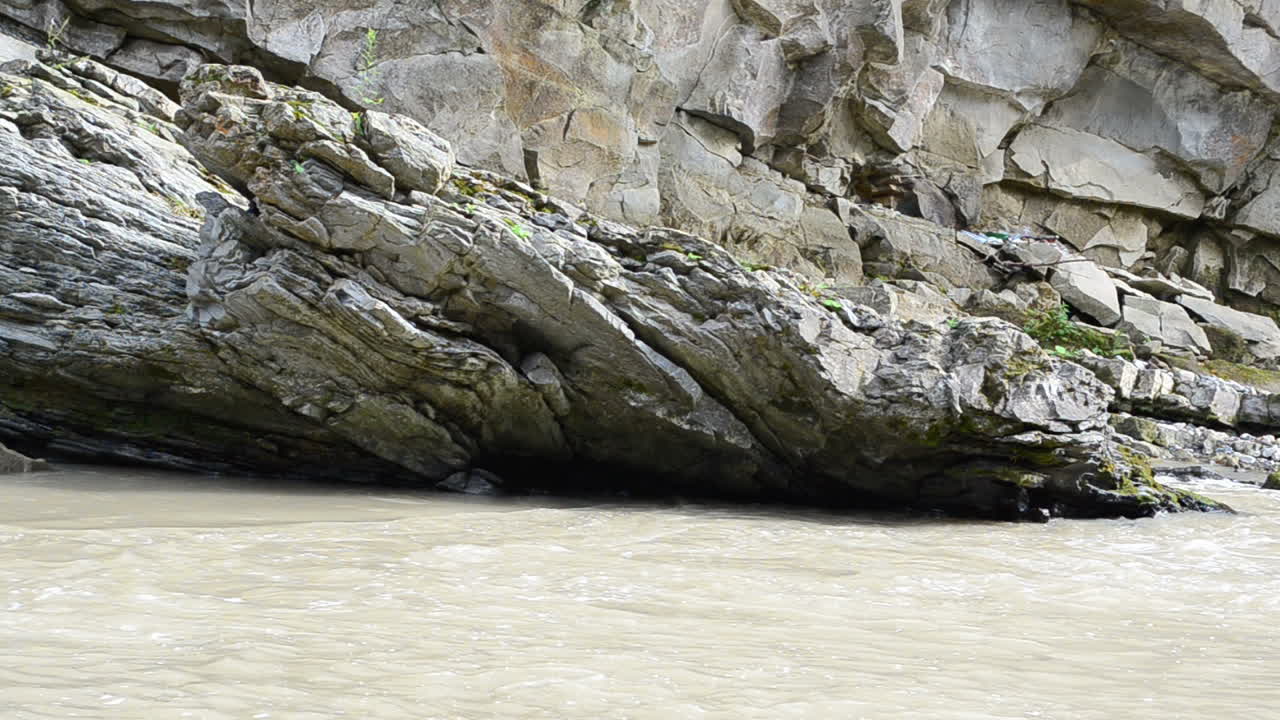 Il fiume in montagna, una corrente. Corrente rapida del fiume di montagna.