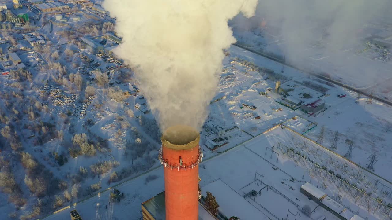 Vista aerea di una ciminiera industriale in inverno