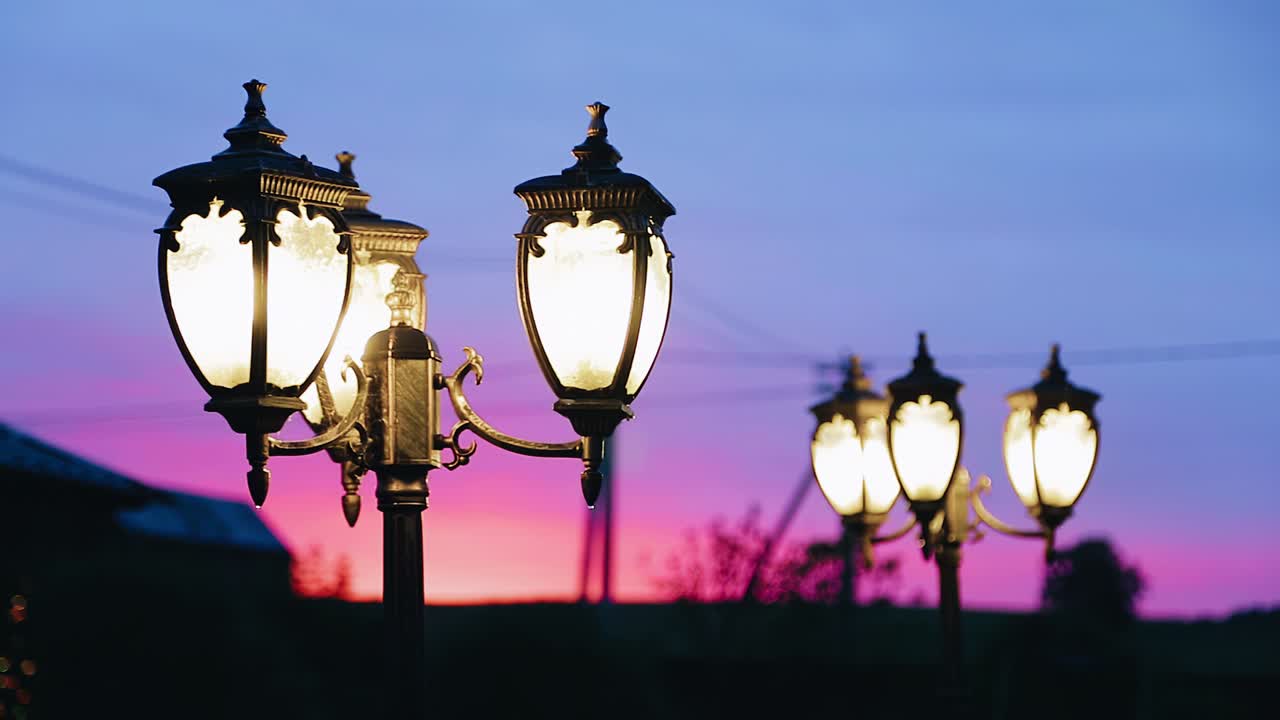 멋진 해가 지는 하늘을 배경으로 시원한 등불, 매우 특이한 색, 영화적인 카메라 움직임