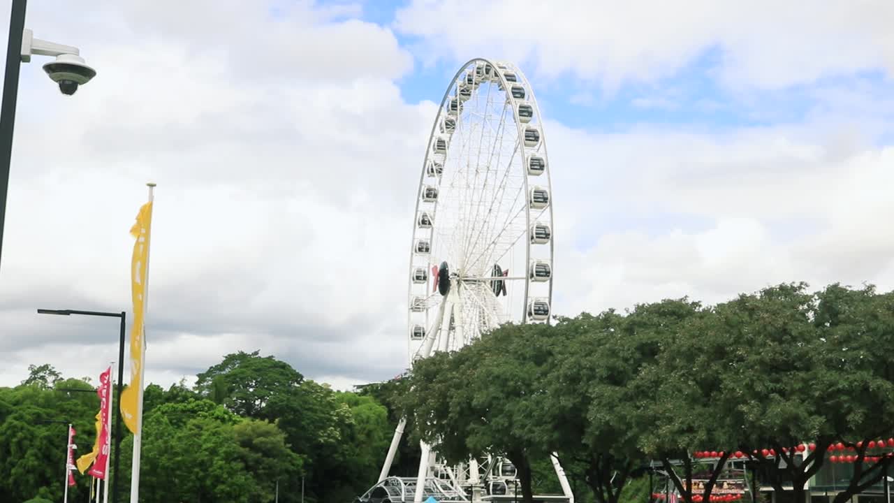 The Wheel of Brisbane In South Bank Parklands on overcast day.