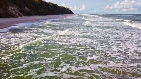 Olas-Del-Mar-En-La-Playa-De-Arena-Toma-Aérea-En-Cámara-Lenta