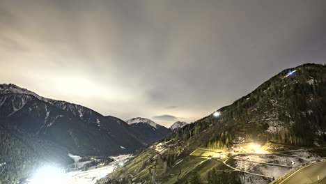 Lapso-De-Tiempo-De-Sankt-Walburg-En-Ultental-Durante-Una-Puesta-De-Sol-Nublada-Y-Transición-A-La-Noche