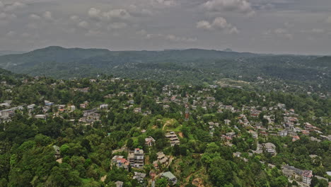 Kandy-Sri-Lanka-Antena-V1-Elevación-Sobrevuelo-Con-Drones-A9-Carretera-Katugastota-Capturando-Los-Suburbios-Residenciales-De-La-Ladera-De-Wattarantenna-Y-Vistas-Del-Paisaje-Montañoso---Filmado-Con-Cine-Mavic-3---Abril-De-2023