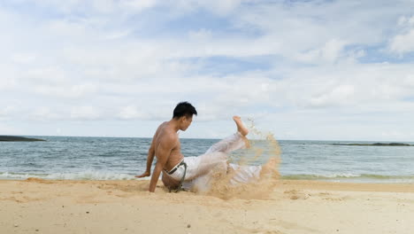 Dos-Hombres-Bailando-Capoeira-En-La-Playa