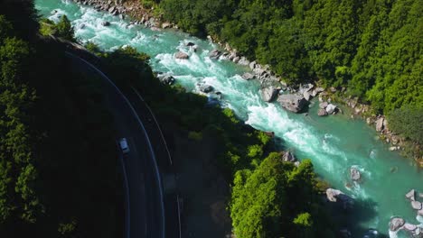 Los-Autos-Conducen-A-Través-Del-Desfiladero-Del-Río-En-Kochi,-Japón,-Vista-Aérea-De-4k