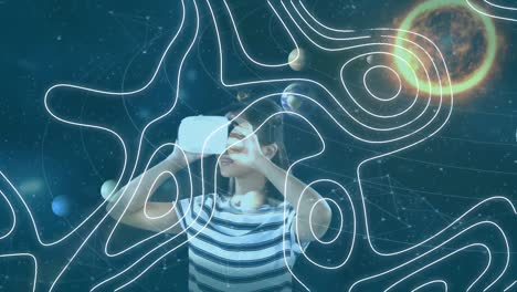 animación de la red de conexiones y el sistema solar sobre la mujer que usa auriculares vr
