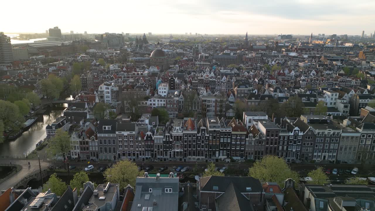 hermoso drone deslizante filmado sobre las históricas calles del canal de ámsterdam