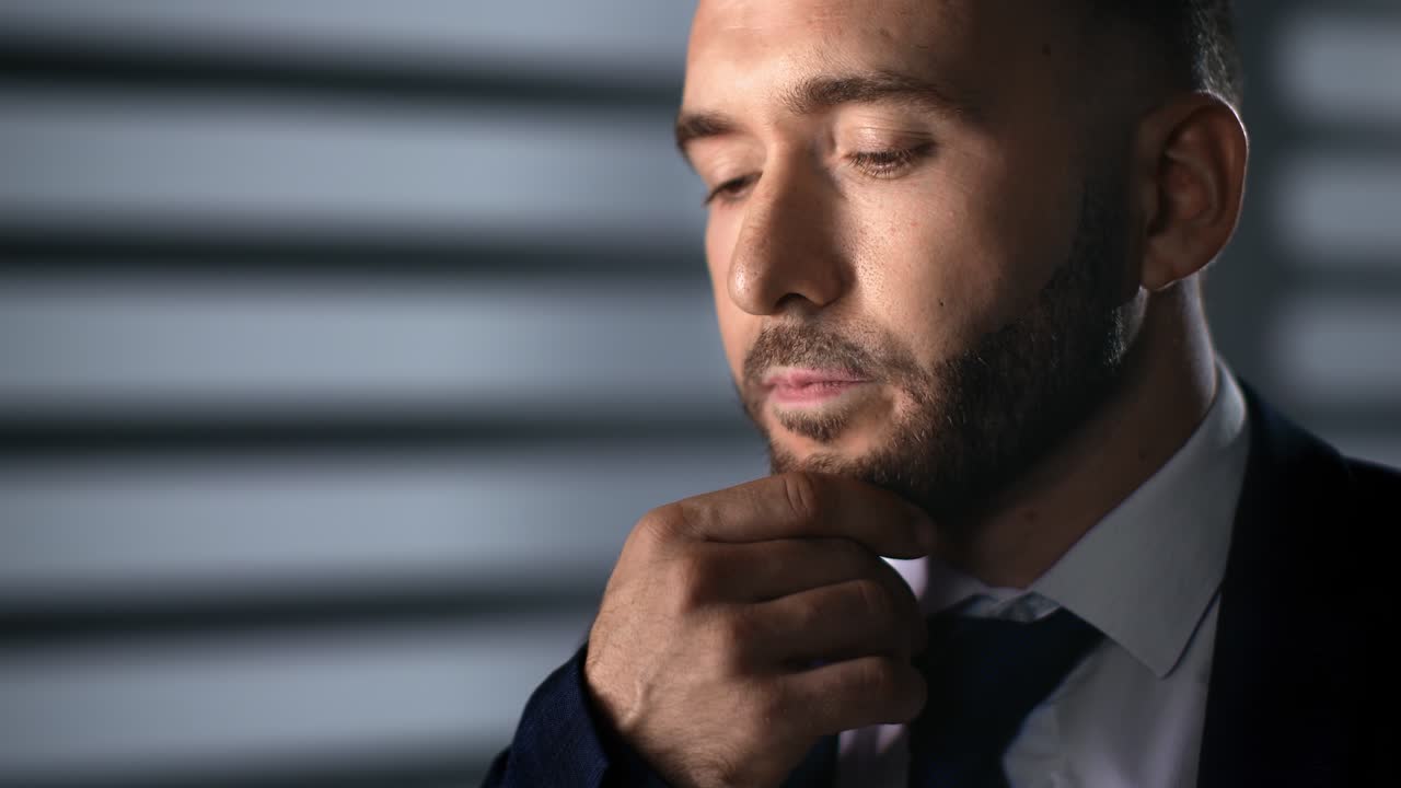 detective privado hombre de negocios pensativo resolución de problemas corrupción oficina de noche celos sombra