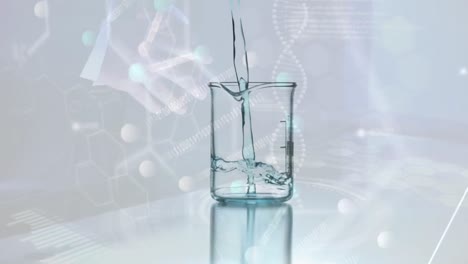 animación de la cadena de adn y procesamiento de datos sobre un vaso con líquido