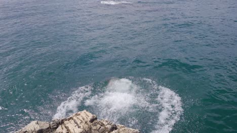 Der-Mann,-Der-Vor-Den-Felsen-Rennt,-Springt-Von-Der-Klippe-Ins-Wasser.-Sommerspaß-Lifestyle.