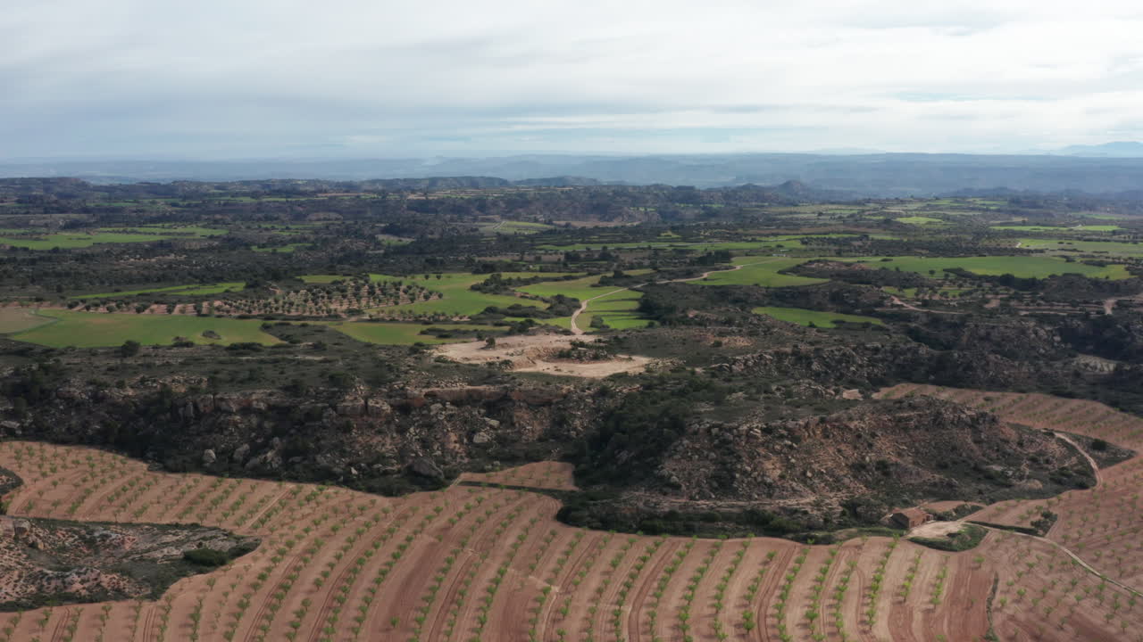 españa paisaje increíble agricultura rural cultivos bosques montañas rocosas campos verdes