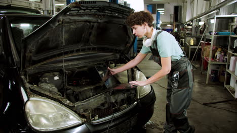 Frau-Arbeitet-An-Einer-Garage