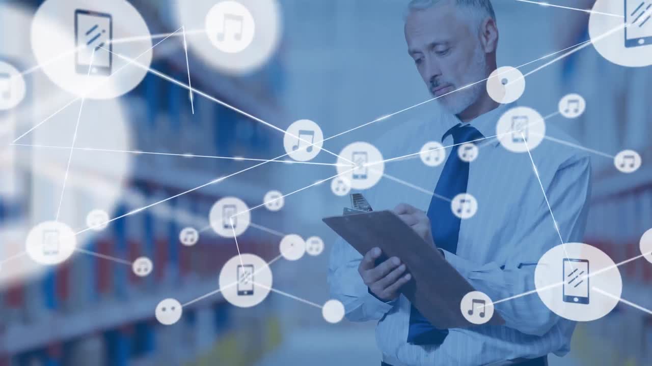 анимация сети соединений с иконами над человеком, пишущим на буклете на складе