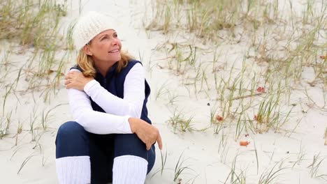 Mujer-Jubilada-Relajándose-En-La-Playa