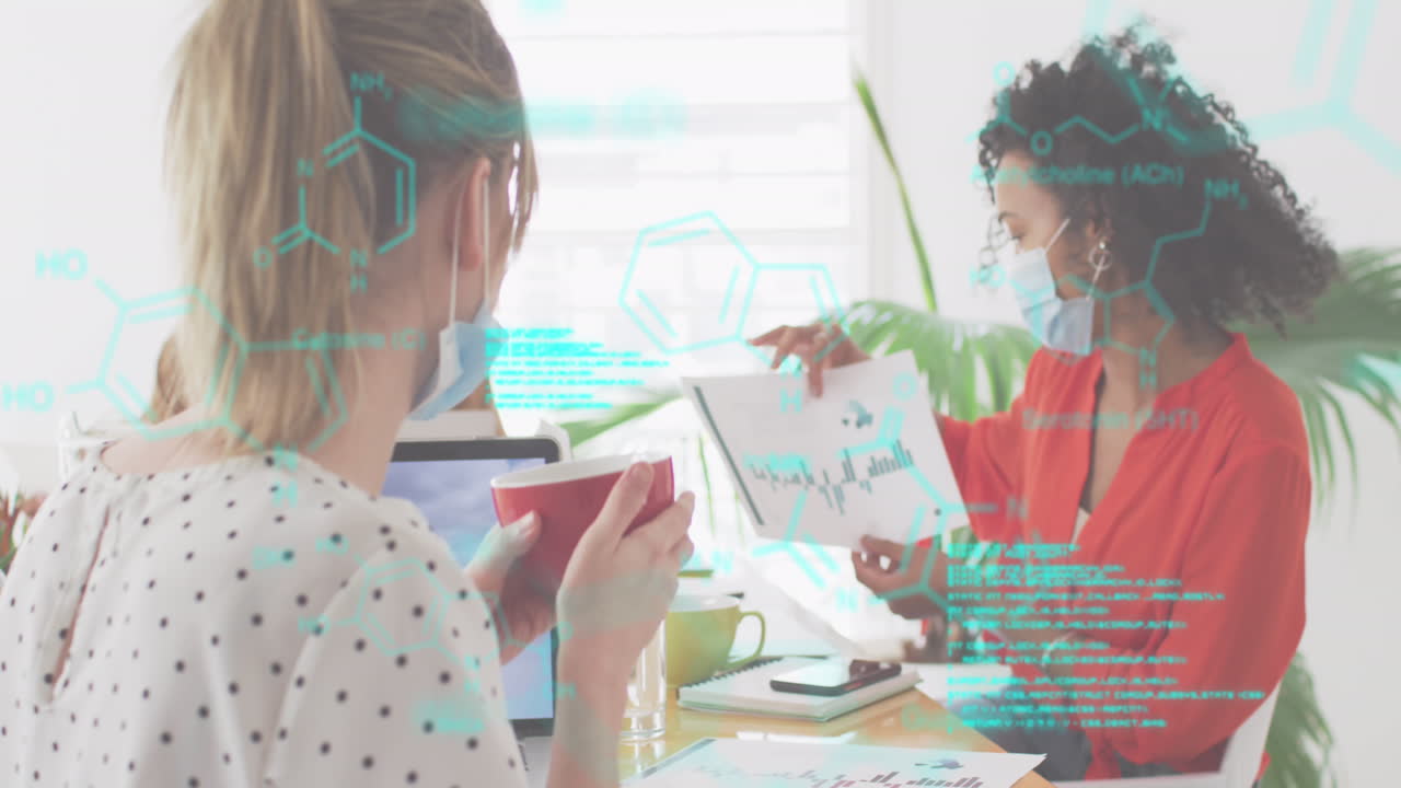 animación de la interfaz digital que muestra estadísticas con colegas en la oficina que usan máscaras faciales