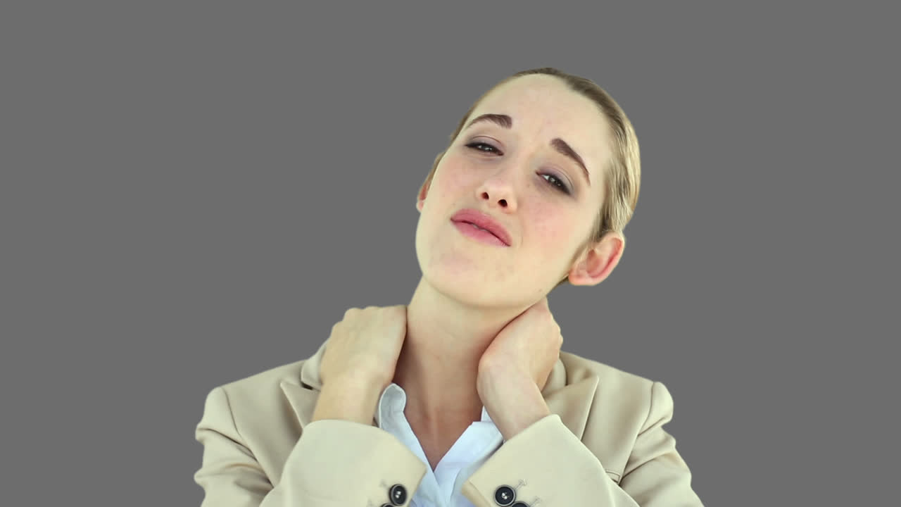 mujer de negocios frotando su dolor de cuello