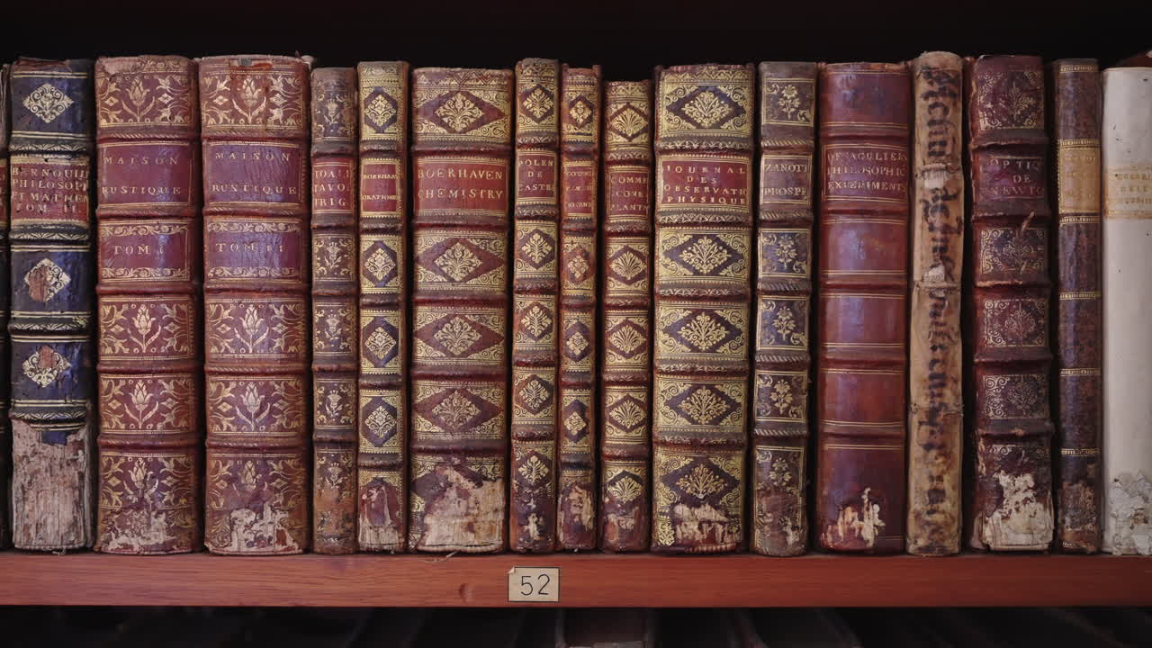 Libri antichi su uno scaffale