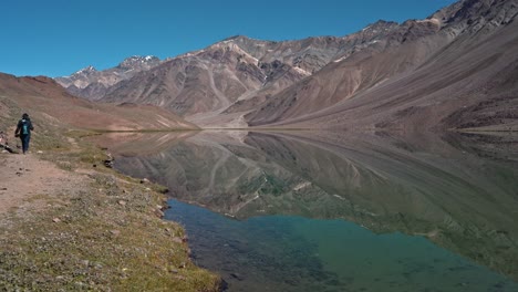 la cámara se inclina hacia arriba
