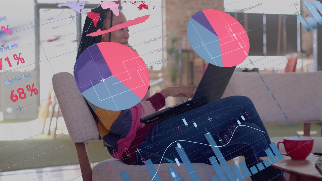animación de procesamiento de datos y mapa del mundo sobre mujer de negocios biracial hablando en teléfono inteligente