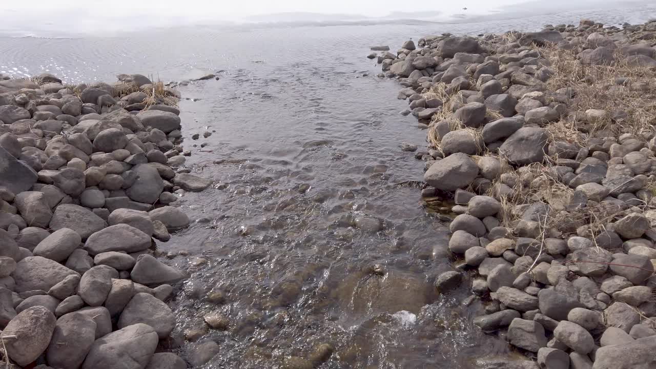 낮 동안 호수에서 큰 배수구로 물이 빠지고, 중간 샷, 사람 없음