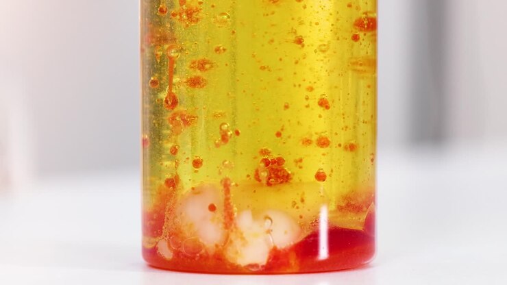 Movimento dinamico di un liquido in un esperimento scientifico