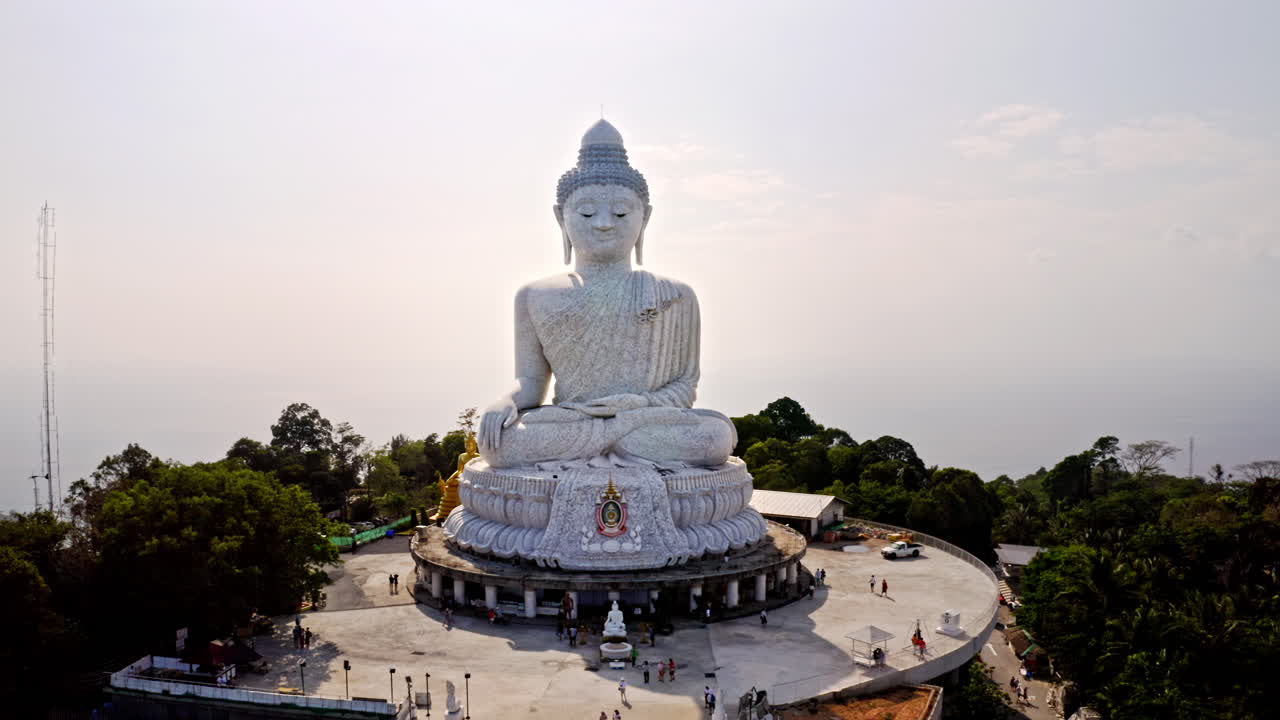 suave vista aérea amplia de la gran estatua de buda, phuket