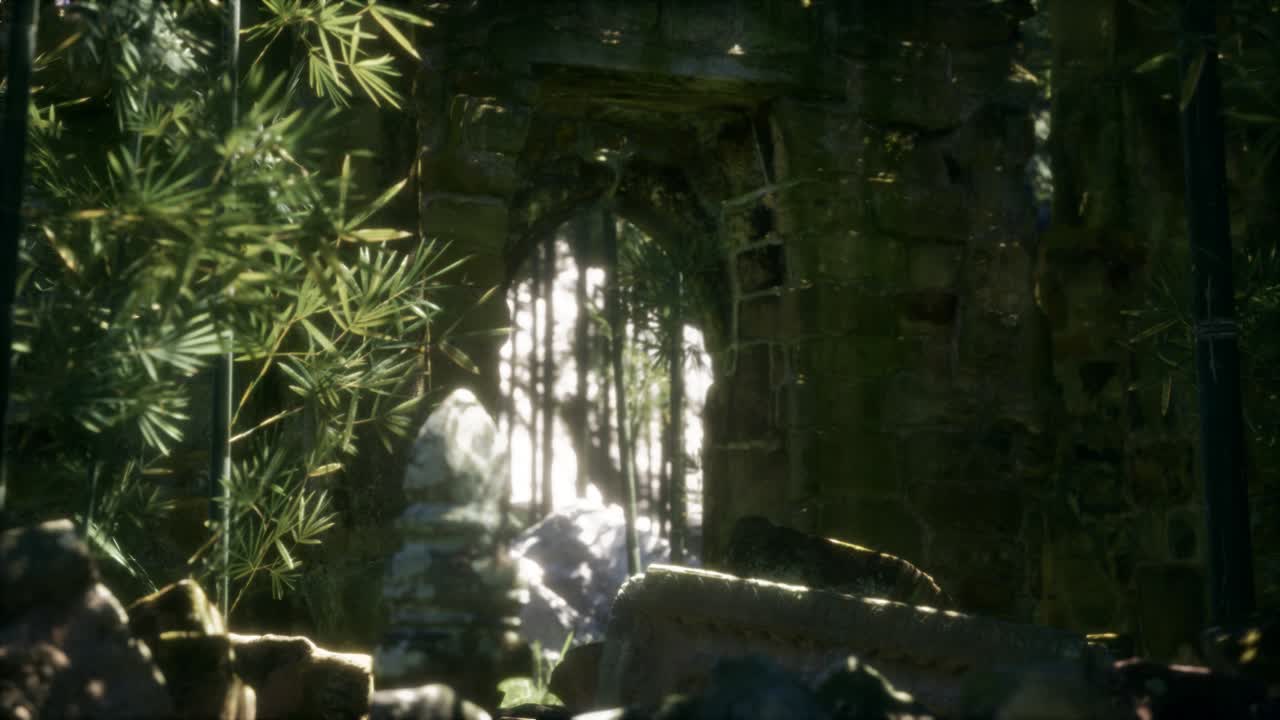 Le rovine di antichi edifici in una foresta di bambù verde