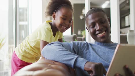 Video-Eines-Afroamerikanischen-Vaters-Und-Seiner-Tochter,-Die-Ein-Tablet-Benutzen
