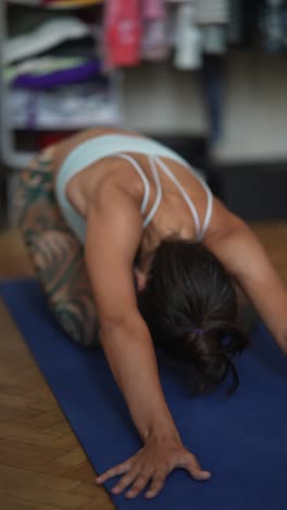 mujer practicando yoga en casa
