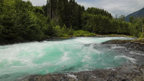 Agua-Glacial-Azul-Lechosa-Del-Glaciar-Kjenndalsbreen.-Hermosa-Naturaleza-Paisaje-Natural-De-Noruega.-Lago-Lovatnet-Valle-Lodal.