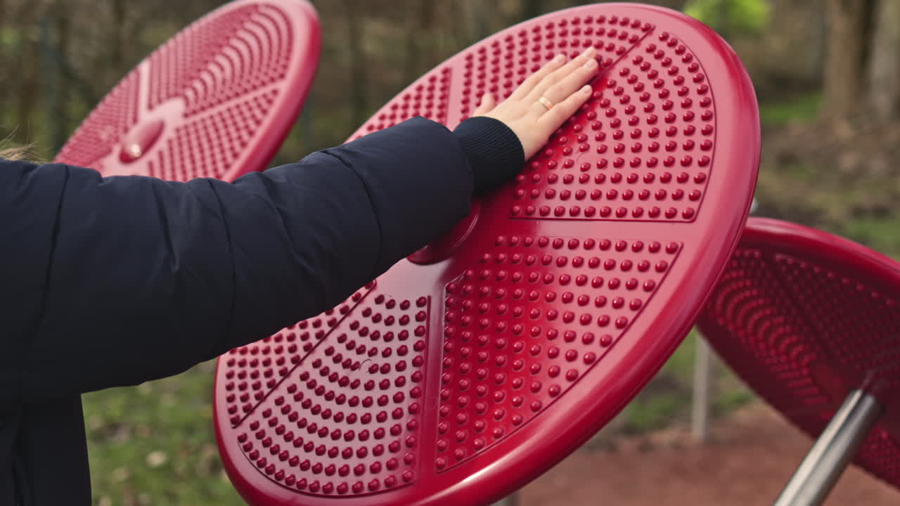 Attrezzature da parco giochi coinvolgenti e interattive, progettate specificamente per il divertimento dei bambini.