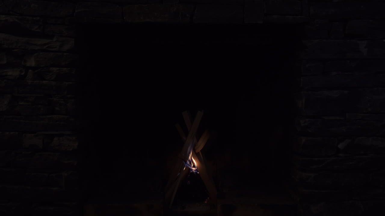 fuego encendido en chimenea de ladrillo