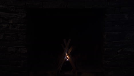 fuego encendido en chimenea de ladrillo