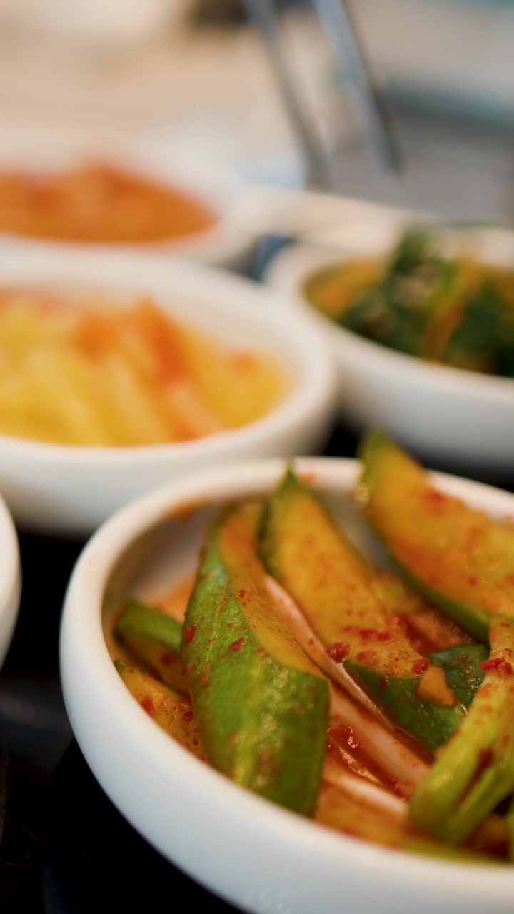 Comendo Acompanhamentos Coreanos Tradicionais Banchan com Hashis