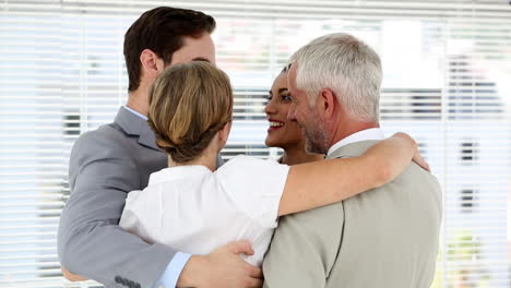 abrazos en el equipo de negocios