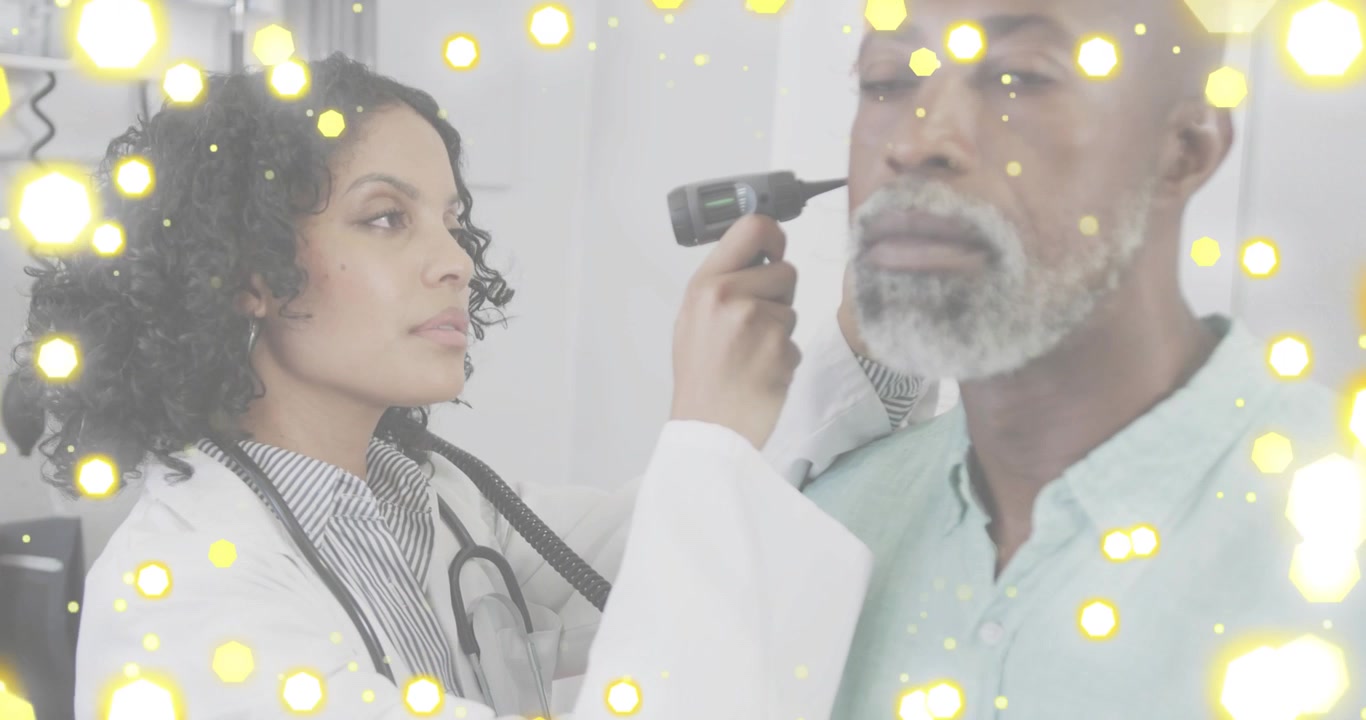 Médica levantando un otoscopio hacia el oído de un paciente en una clínica, examinando el canal auditivo para un diagnóstico.