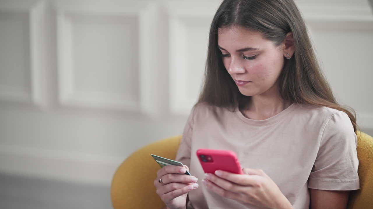 mujer que utiliza teléfono y tarjeta de crédito para comprar en línea