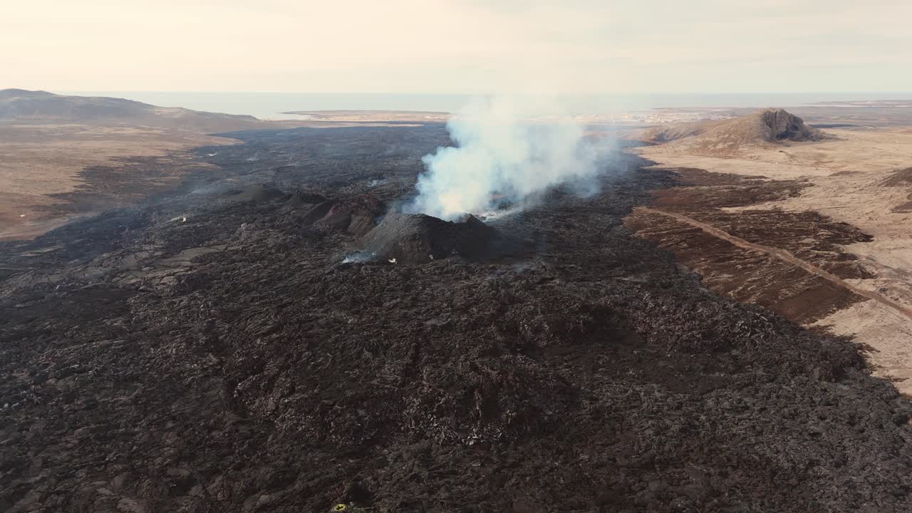 cráter volcánico activo humeante en el desolado desierto volcánico, islandia