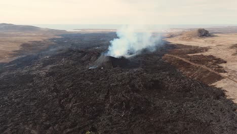 Fumar-Cráter-De-Volcán-Activo-En-Un-Desolado-Páramo-Volcánico,-Islandia