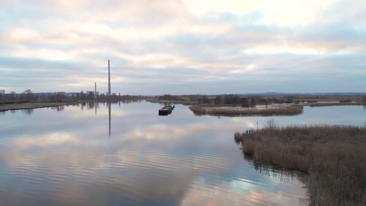 pontón flotante en un río tranquilo en el campo polaco al atardecer