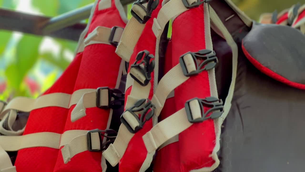 chalecos salvavidas para deportes acuáticos en exhibición