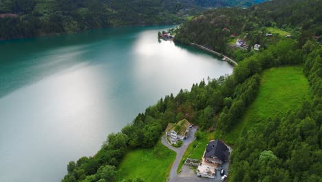 Lago-Lovatnet-Hermosa-Naturaleza-Noruega.