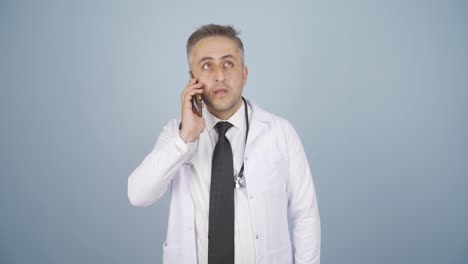 el doctor está hablando por teléfono.