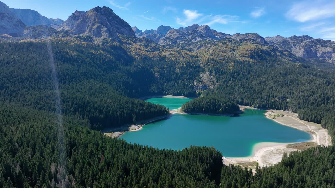 산 의 순수 한 호수 들 의 공중 사진