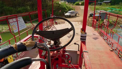 Primer-Plano-De-Una-Rueda-De-Barco-De-Madera-Barnizada-Falsa-Llamada-Timón-Dirigida-Por-Un-Timonel-Atado-Con-Un-Nudo-De-Bobina-De-Marinero-Y-Utilizado-Para-Cambiar-El-ángulo-Del-Timón-Para-Que-El-Barco-Pirata-Pueda-Girar-En-El-Mar