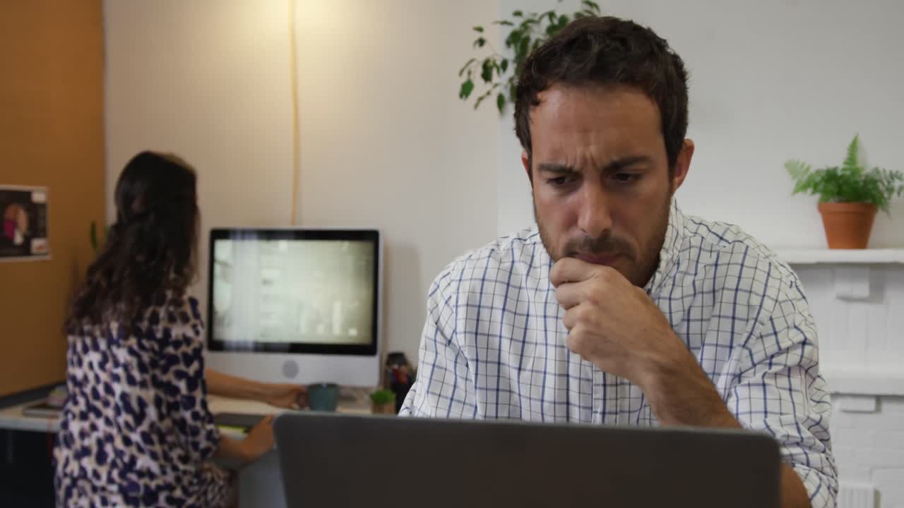 profesional masculino del milenio que trabaja en una oficina creativa