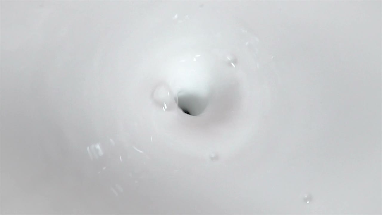 식품 유제품에 대한 크림 우유 회전 소용돌이 배경의 영상